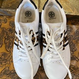 Low top leather sneakers with leopard print